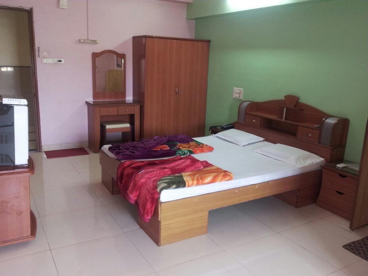 Sarang Lodging & Boarding Villa Satara Esterno foto